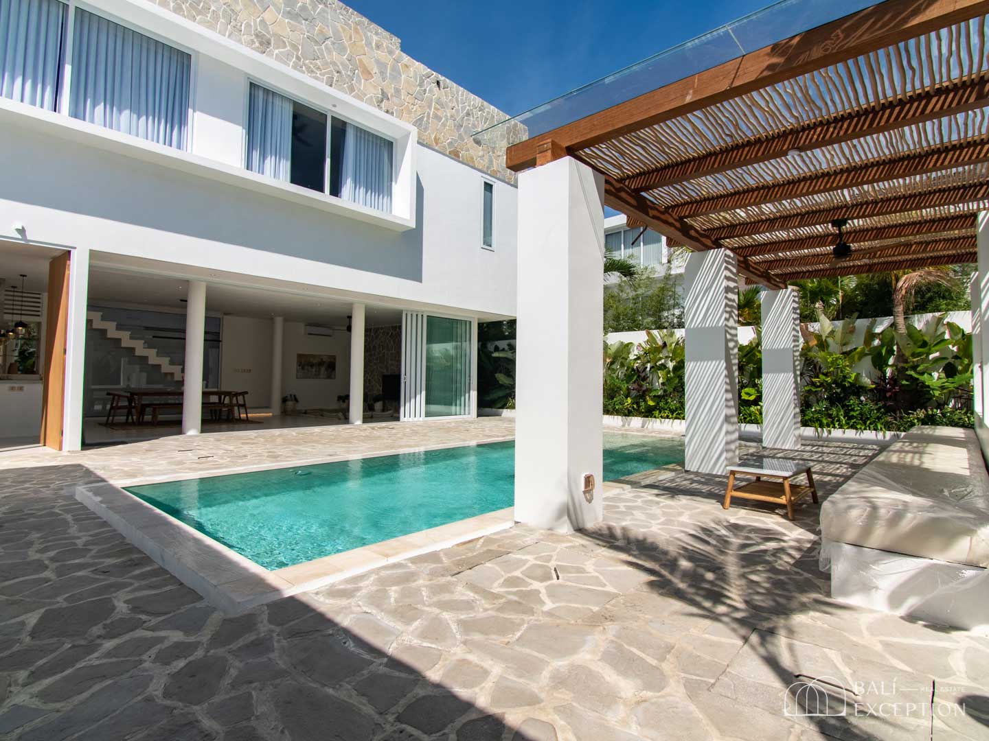 LUXURIOUS 6 BEDROOM VILLA WITH JACUZZI FOR SALE LEASEHOLD IN CEMAGI BE-712 